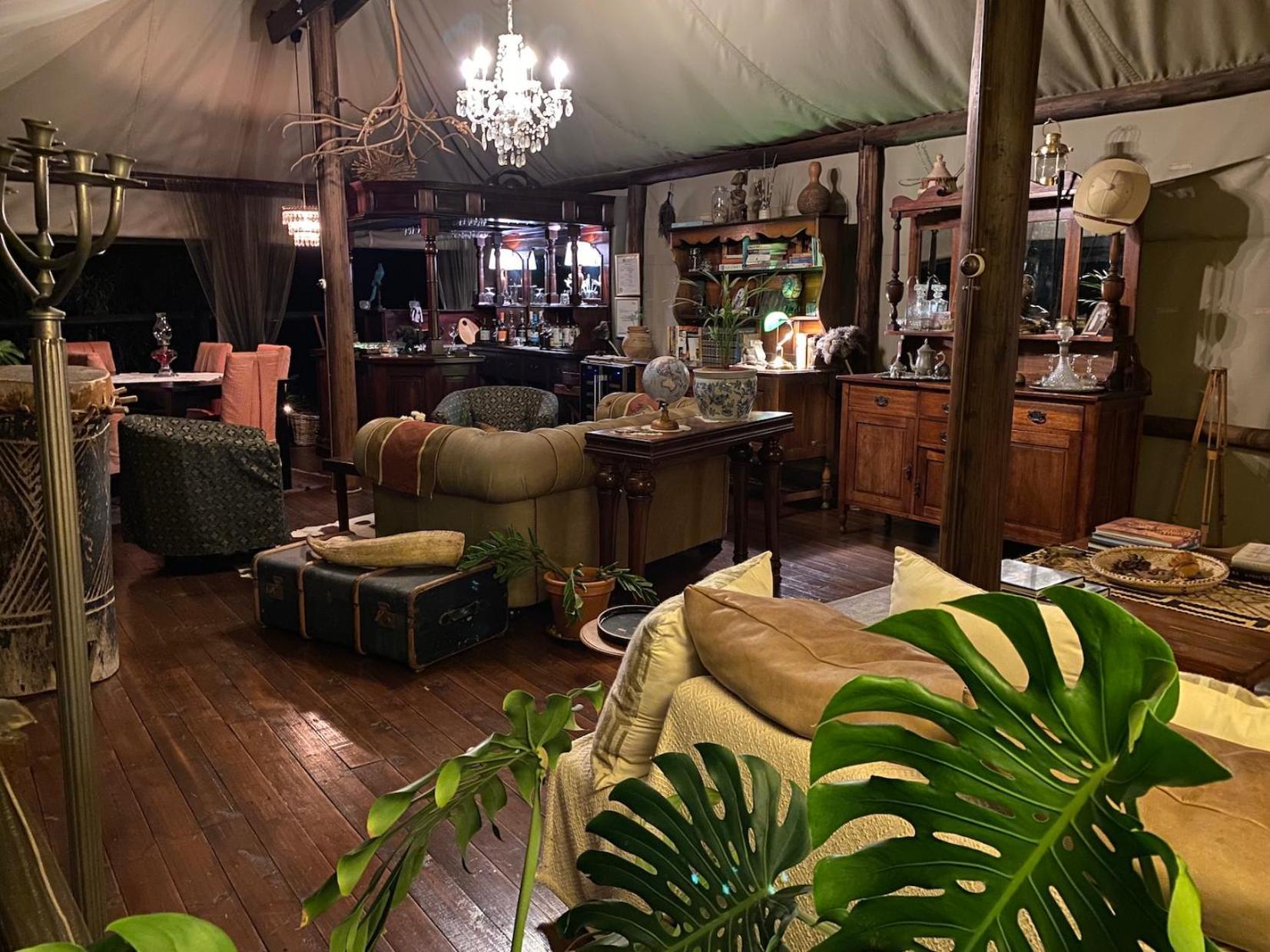Out In Africa Wildlife Lodge Hammanskraal Bagian luar foto